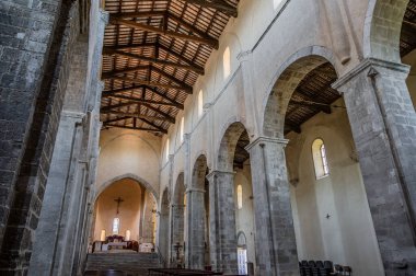 Adriyatik Denizi 'ne bakan bir tepenin üzerindeki Fossacesia belediyesinde bulunan bir Hıristiyan manastırı. Kompleks bir bazilika ve yakınlardaki bir manastırdan oluşuyor..