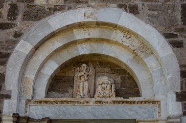 Adriyatik Denizi 'ne bakan bir tepenin üzerindeki Fossacesia belediyesinde bulunan bir Hıristiyan manastırı. Kompleks bir bazilika ve yakınlardaki bir manastırdan oluşuyor..