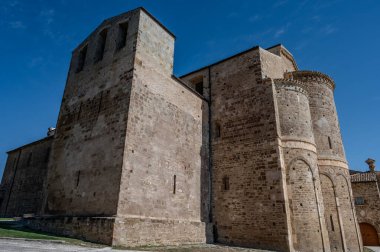 Adriyatik Denizi 'ne bakan bir tepenin üzerindeki Fossacesia belediyesinde bulunan bir Hıristiyan manastırı. Kompleks bir bazilika ve yakınlardaki bir manastırdan oluşuyor..