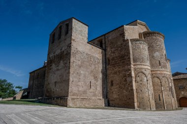 Adriyatik Denizi 'ne bakan bir tepenin üzerindeki Fossacesia belediyesinde bulunan bir Hıristiyan manastırı. Kompleks bir bazilika ve yakınlardaki bir manastırdan oluşuyor..