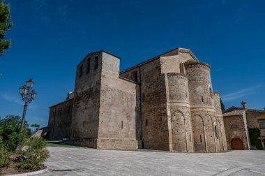 Adriyatik Denizi 'ne bakan bir tepenin üzerindeki Fossacesia belediyesinde bulunan bir Hıristiyan manastırı. Kompleks bir bazilika ve yakınlardaki bir manastırdan oluşuyor..