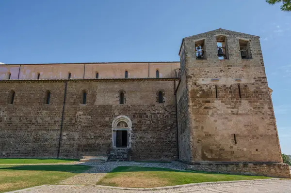 Adriyatik Denizi 'ne bakan bir tepenin üzerindeki Fossacesia belediyesinde bulunan bir Hıristiyan manastırı. Kompleks bir bazilika ve yakınlardaki bir manastırdan oluşuyor..