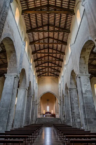 Adriyatik Denizi 'ne bakan bir tepenin üzerindeki Fossacesia belediyesinde bulunan bir Hıristiyan manastırı. Kompleks bir bazilika ve yakınlardaki bir manastırdan oluşuyor..