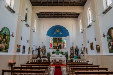 1602 yılında inşa edilen cephe taş bloklardan yapılmıştır ve Gotik tarzı bir gül penceresine sahiptir. Kapıya Aziz Niklas ve Meryem Ana 'nın çocuklu bir tablosu asılmış..