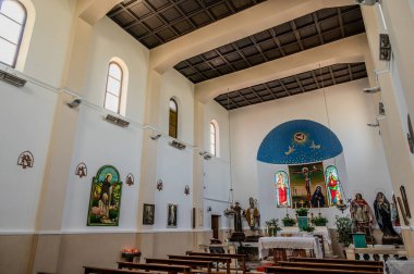 1602 yılında inşa edilen cephe taş bloklardan yapılmıştır ve Gotik tarzı bir gül penceresine sahiptir. Kapıya Aziz Niklas ve Meryem Ana 'nın çocuklu bir tablosu asılmış..