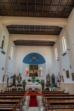 1602 yılında inşa edilen cephe taş bloklardan yapılmıştır ve Gotik tarzı bir gül penceresine sahiptir. Kapıya Aziz Niklas ve Meryem Ana 'nın çocuklu bir tablosu asılmış..