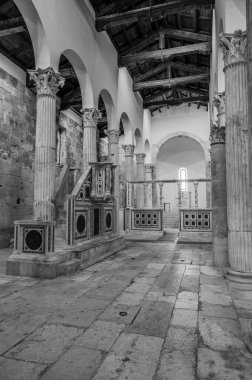 Albe 'deki San Pietro Kilisesi, MÖ 304' te Velino Dağı 'nın eteklerinde kurulan Roma şehri Alba Fucens' i çevreleyen üç tepeden biri olan San Pietro 'nun tepesinde yer almaktadır..