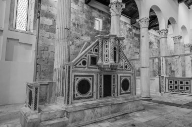 Albe 'deki San Pietro Kilisesi, MÖ 304' te Velino Dağı 'nın eteklerinde kurulan Roma şehri Alba Fucens' i çevreleyen üç tepeden biri olan San Pietro 'nun tepesinde yer almaktadır..