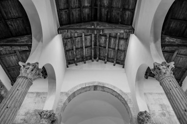 Albe 'deki San Pietro Kilisesi, MÖ 304' te Velino Dağı 'nın eteklerinde kurulan Roma şehri Alba Fucens' i çevreleyen üç tepeden biri olan San Pietro 'nun tepesinde yer almaktadır..