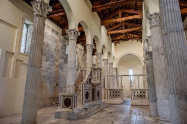 Albe 'deki San Pietro Kilisesi, MÖ 304' te Velino Dağı 'nın eteklerinde kurulan Roma şehri Alba Fucens' i çevreleyen üç tepeden biri olan San Pietro 'nun tepesinde yer almaktadır..