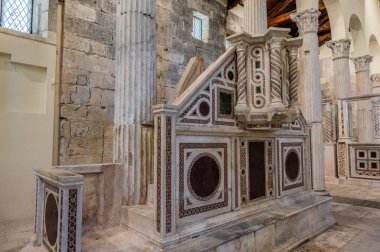 Albe 'deki San Pietro Kilisesi, MÖ 304' te Velino Dağı 'nın eteklerinde kurulan Roma şehri Alba Fucens' i çevreleyen üç tepeden biri olan San Pietro 'nun tepesinde yer almaktadır..