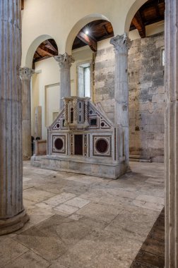 Albe 'deki San Pietro Kilisesi, MÖ 304' te Velino Dağı 'nın eteklerinde kurulan Roma şehri Alba Fucens' i çevreleyen üç tepeden biri olan San Pietro 'nun tepesinde yer almaktadır..