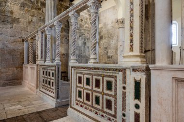 Albe 'deki San Pietro Kilisesi, MÖ 304' te Velino Dağı 'nın eteklerinde kurulan Roma şehri Alba Fucens' i çevreleyen üç tepeden biri olan San Pietro 'nun tepesinde yer almaktadır..