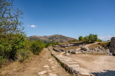 Alba Fucens, MÖ 4. yüzyılda Abruzzo 'daki Velino Dağı' nın yamaçlarında, deniz seviyesinden 966 hektar yükseklikte, yüksek ve iyi korunmuş bir konumda ortaya çıkan bir alan..