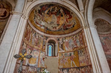 Santa Maria di Ronzano kilisesi Mavone vadisinde bir tepenin üzerinde yer almaktadır. Bina Benedictine tarikatının manastır kompleksine aitti..