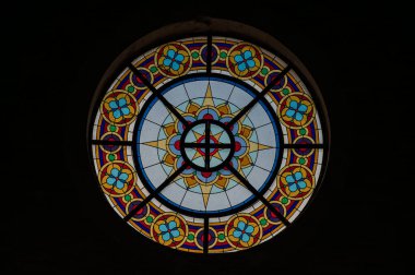 Santa Maria di Ronzano kilisesi Mavone vadisinde bir tepenin üzerinde yer almaktadır. Bina Benedictine tarikatının manastır kompleksine aitti..
