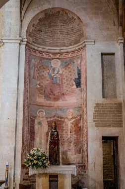 Santa Maria di Ronzano kilisesi Mavone vadisinde bir tepenin üzerinde yer almaktadır. Bina Benedictine tarikatının manastır kompleksine aitti..