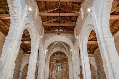 Santa Maria di Ronzano kilisesi Mavone vadisinde bir tepenin üzerinde yer almaktadır. Bina Benedictine tarikatının manastır kompleksine aitti..