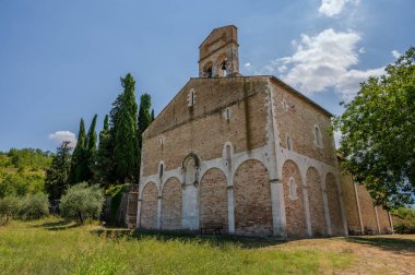 Santa Maria di Ronzano kilisesi Mavone vadisinde bir tepenin üzerinde yer almaktadır. Bina Benedictine tarikatının manastır kompleksine aitti..