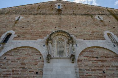 Santa Maria di Ronzano kilisesi Mavone vadisinde bir tepenin üzerinde yer almaktadır. Bina Benedictine tarikatının manastır kompleksine aitti..