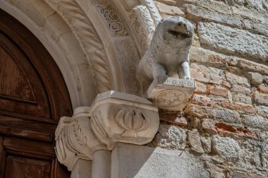 Kilise Castelbasso köyünün merkezinde yer almaktadır; eski adıyla Castrum Vetus Monaciscum (Castel Vecchio Monacesco) San Clemente al Vomano manastırı yakınlarındaki bir manastıra aittir..