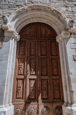 Kilise Castelbasso köyünün merkezinde yer almaktadır; eski adıyla Castrum Vetus Monaciscum (Castel Vecchio Monacesco) San Clemente al Vomano manastırı yakınlarındaki bir manastıra aittir..