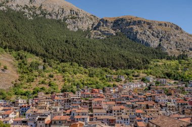 Celano, Abruzzo 'da Fucino ovasına bakan görkemli bir kasabadır. Üst kısımda hala 14. yüzyıla dayanan Kale' yi koruyan bir ortaçağ köyünden oluşmaktadır..