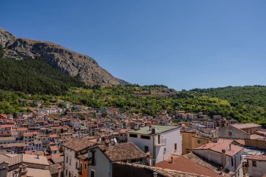 Celano, Abruzzo 'da Fucino ovasına bakan görkemli bir kasabadır. Üst kısımda hala 14. yüzyıla dayanan Kale' yi koruyan bir ortaçağ köyünden oluşmaktadır..