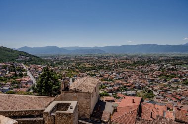 Celano, Abruzzo 'da Fucino ovasına bakan görkemli bir kasabadır. Üst kısımda hala 14. yüzyıla dayanan Kale' yi koruyan bir ortaçağ köyünden oluşmaktadır..