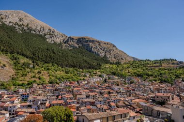 Celano, Abruzzo 'da Fucino ovasına bakan görkemli bir kasabadır. Üst kısımda hala 14. yüzyıla dayanan Kale' yi koruyan bir ortaçağ köyünden oluşmaktadır..