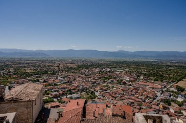 Celano, Abruzzo 'da Fucino ovasına bakan görkemli bir kasabadır. Üst kısımda hala 14. yüzyıla dayanan Kale' yi koruyan bir ortaçağ köyünden oluşmaktadır..