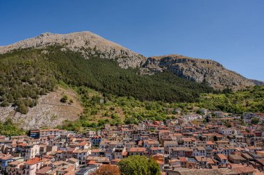 Celano, Abruzzo 'da Fucino ovasına bakan görkemli bir kasabadır. Üst kısımda hala 14. yüzyıla dayanan Kale' yi koruyan bir ortaçağ köyünden oluşmaktadır..