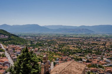 Celano, Abruzzo 'da Fucino ovasına bakan görkemli bir kasabadır. Üst kısımda hala 14. yüzyıla dayanan Kale' yi koruyan bir ortaçağ köyünden oluşmaktadır..