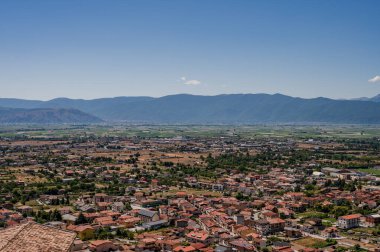 Celano, Abruzzo 'da Fucino ovasına bakan görkemli bir kasabadır. Üst kısımda hala 14. yüzyıla dayanan Kale' yi koruyan bir ortaçağ köyünden oluşmaktadır..