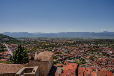 Celano, Abruzzo 'da Fucino ovasına bakan görkemli bir kasabadır. Üst kısımda hala 14. yüzyıla dayanan Kale' yi koruyan bir ortaçağ köyünden oluşmaktadır..