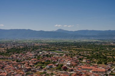 Celano, Abruzzo 'da Fucino ovasına bakan görkemli bir kasabadır. Üst kısımda hala 14. yüzyıla dayanan Kale' yi koruyan bir ortaçağ köyünden oluşmaktadır..