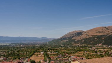 Celano, Abruzzo 'da Fucino ovasına bakan görkemli bir kasabadır. Üst kısımda hala 14. yüzyıla dayanan Kale' yi koruyan bir ortaçağ köyünden oluşmaktadır..