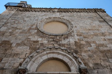 San Michele Arcangelo Kilisesi 'nin inşası 14. yüzyıla dayanıyor. 14. yüzyılın sonunda Celano Kontları onu Celestine rahiplerinin cemaatine bağışladı.