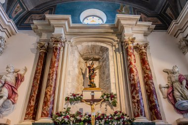 San Michele Arcangelo Kilisesi 'nin inşası 14. yüzyıla dayanıyor. 14. yüzyılın sonunda Celano Kontları onu Celestine rahiplerinin cemaatine bağışladı.