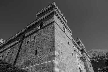 Celano Piccolomini Şatosu bir zamanlar İtalya 'nın en büyük üçüncü gölü olan Fucino ovasına bakar..