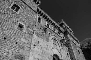 Celano Piccolomini Şatosu bir zamanlar İtalya 'nın en büyük üçüncü gölü olan Fucino ovasına bakar..