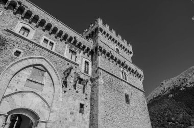 Celano Piccolomini Şatosu bir zamanlar İtalya 'nın en büyük üçüncü gölü olan Fucino ovasına bakar..
