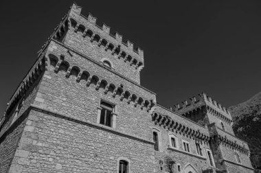 Celano Piccolomini Şatosu bir zamanlar İtalya 'nın en büyük üçüncü gölü olan Fucino ovasına bakar..