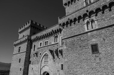 Celano Piccolomini Şatosu bir zamanlar İtalya 'nın en büyük üçüncü gölü olan Fucino ovasına bakar..