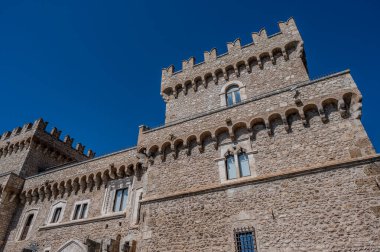 Celano Piccolomini Şatosu bir zamanlar İtalya 'nın en büyük üçüncü gölü olan Fucino ovasına bakar..