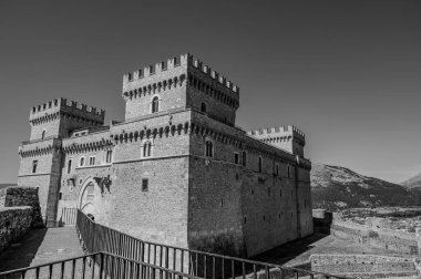 Celano Piccolomini Şatosu bir zamanlar İtalya 'nın en büyük üçüncü gölü olan Fucino ovasına bakar..