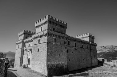 Celano Piccolomini Şatosu bir zamanlar İtalya 'nın en büyük üçüncü gölü olan Fucino ovasına bakar..