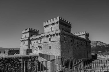 Celano Piccolomini Şatosu bir zamanlar İtalya 'nın en büyük üçüncü gölü olan Fucino ovasına bakar..