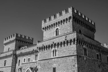 Celano Piccolomini Şatosu bir zamanlar İtalya 'nın en büyük üçüncü gölü olan Fucino ovasına bakar..