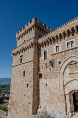 Celano Piccolomini Şatosu bir zamanlar İtalya 'nın en büyük üçüncü gölü olan Fucino ovasına bakar..
